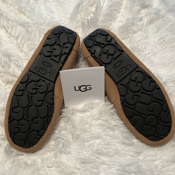 **SOLD** NWT Ugg Dakota Slippers - Picture 2 of 3